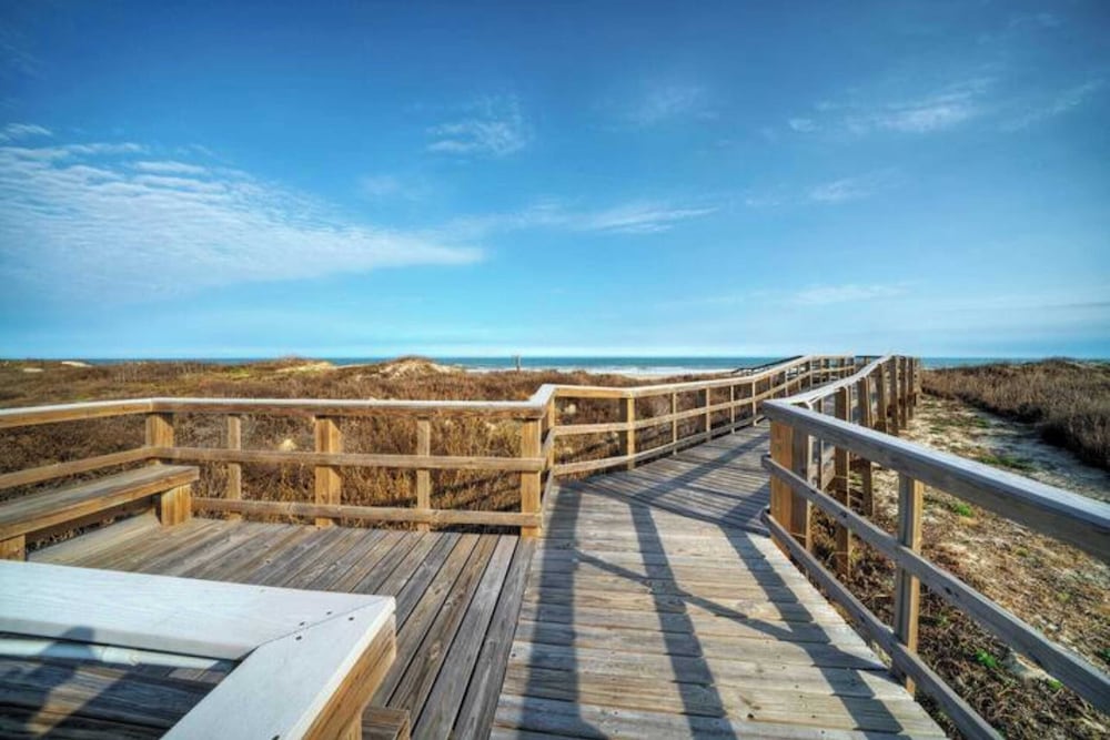Pour Me a Vacation Mins to Beach, Community Pool+tennis Court, Private Balcony