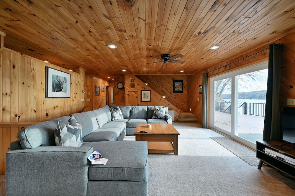Kenny Lodge 4 Bedroom Hotel Room by RedAwning