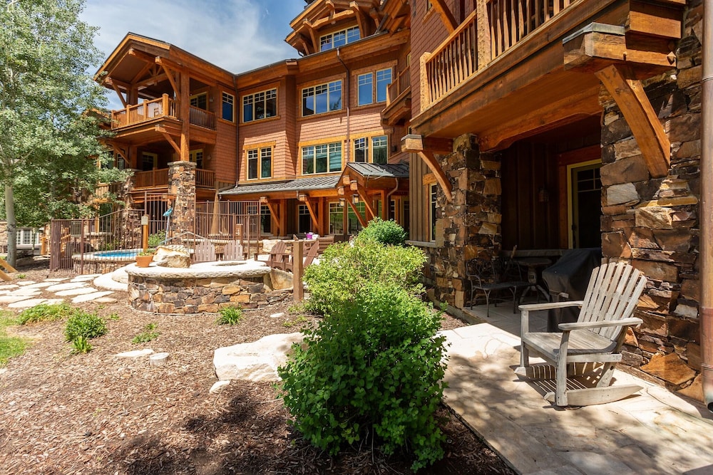 Grand Lodge - 3 Bedroom Deluxe #304 - Ski-in/out 3 Condo