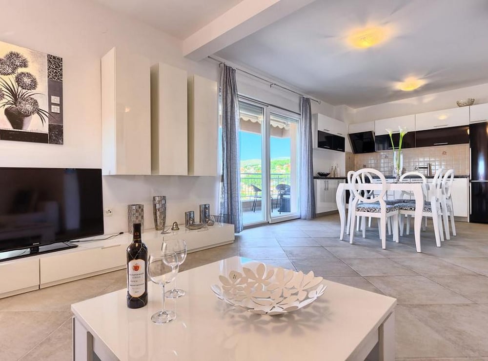 Luxury Apartment Okrug Gornji With Sea View and Pool
