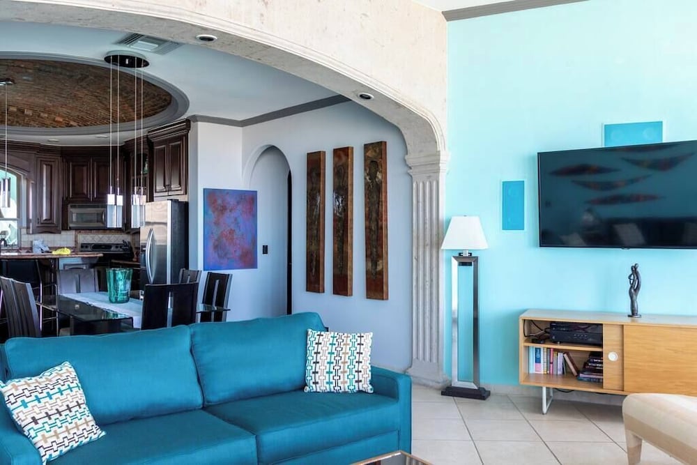 Luxury Beachfront Condo on Sandy Beach