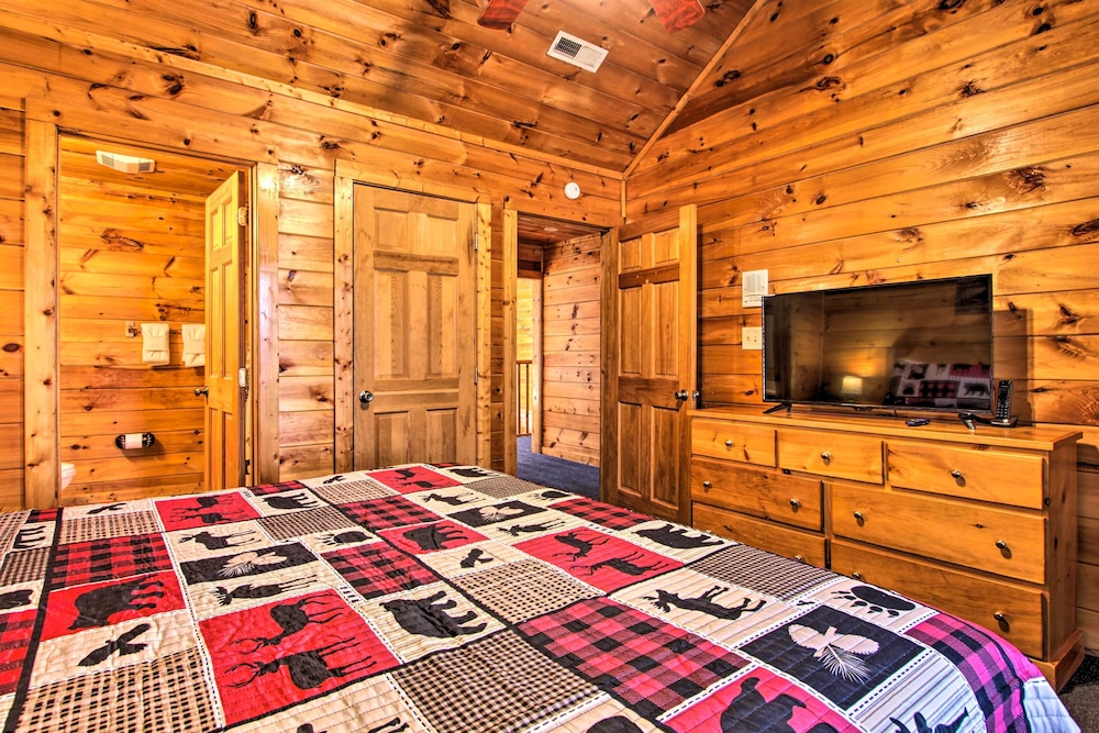 Charming Cabin in the Smokies: Hot Tub & Game Room view 3