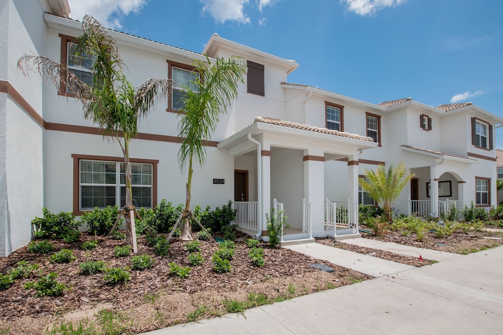 4 Bedroom Town Home with Pool - Image 1