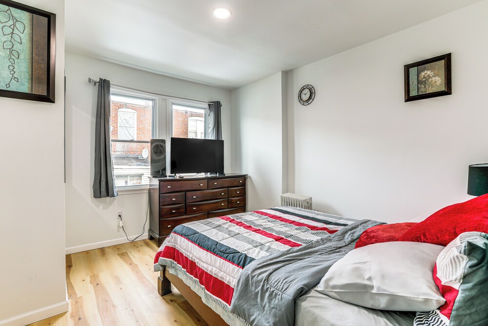 6 Mi to Eagles Games: Stylish Philly Townhome!