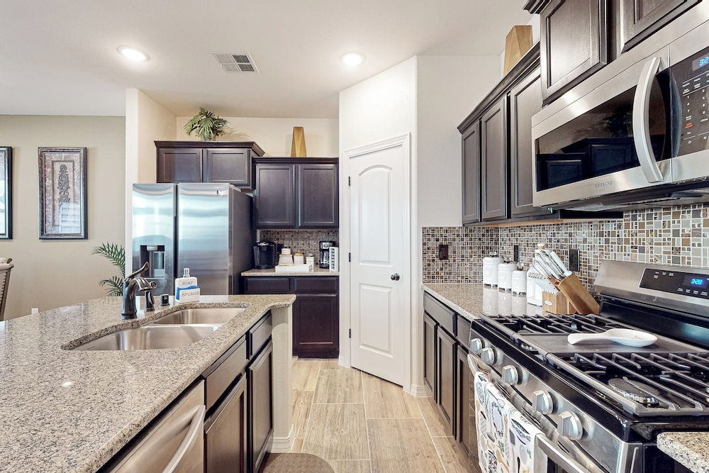 4BR w/ Private Yard, Outdoor Games, Grill, & W & D
