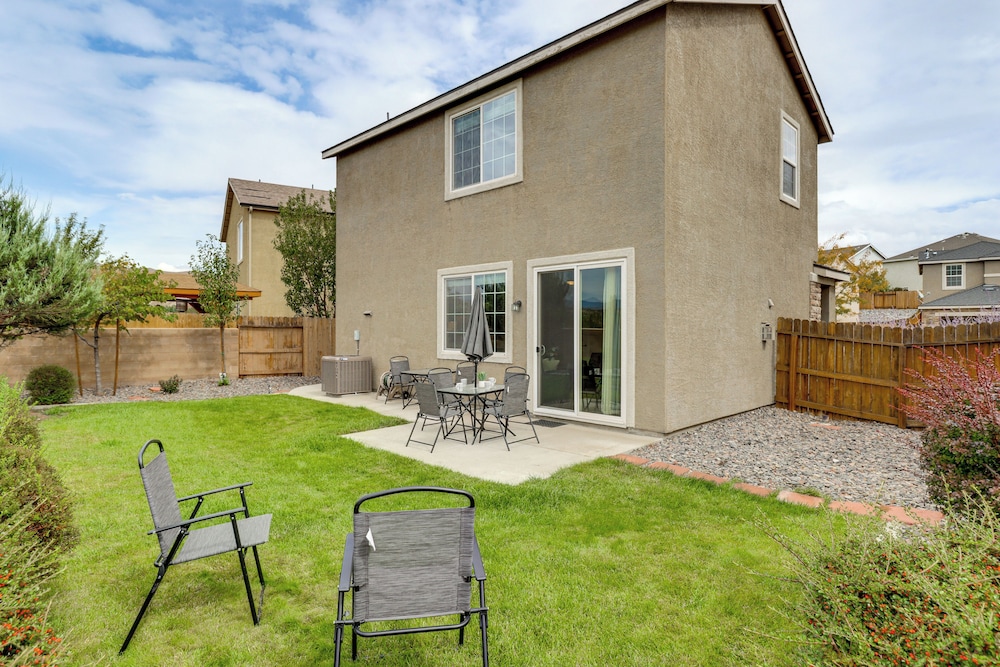 6 Mi to Dtwn Reno: Mtn-view Retreat w/ Fireplace!