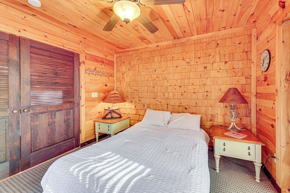 15 Mi to Snowshoe Resort: Cabin w/ Deck & Fire Pit