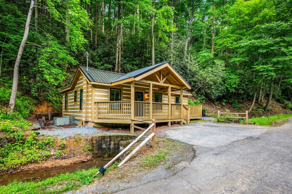 2bdrm Cabin 4 Gburg Pet Friendly Firepit Games