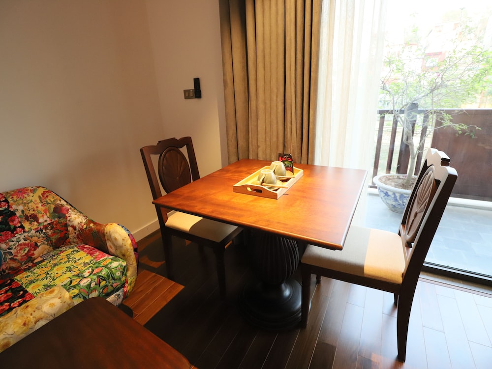 Maison Nha Truc Bach Lake