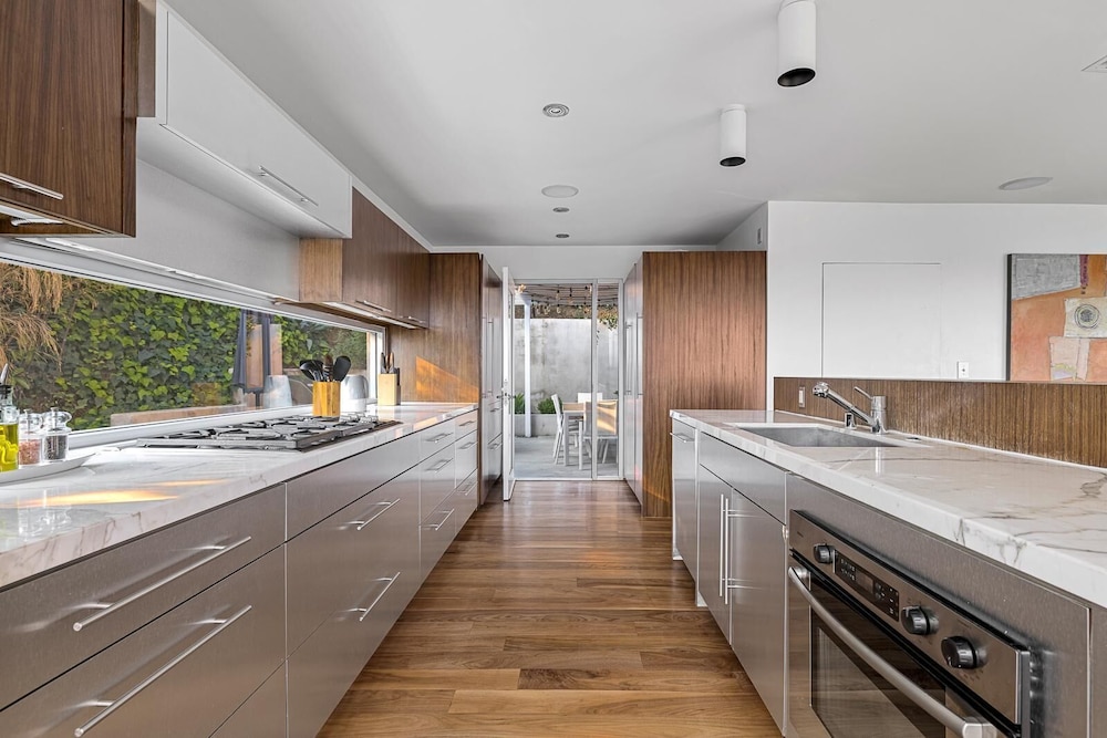 Belle Horizon - Modern Villa With Expansive Balcony and Views