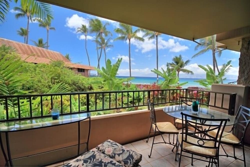 Paki Maui #109 1 Bedroom Condo by RedAwning