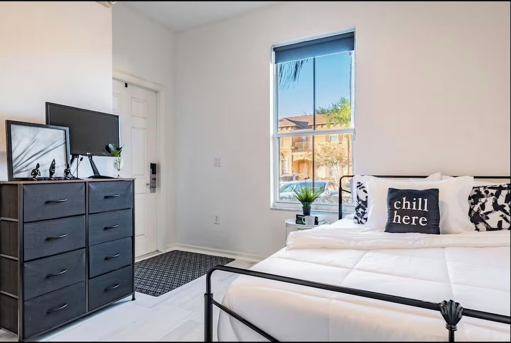 3BR Townhouse at Regal Palms: Pool & Disney Fun