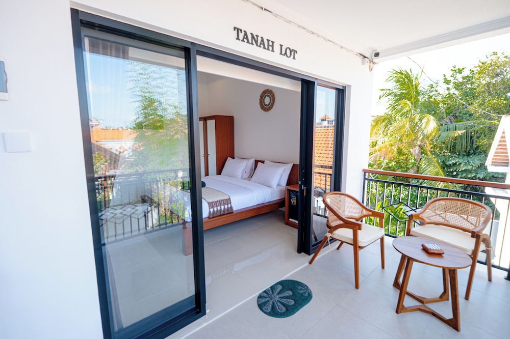 Crystal Flow Guest House & Apartment Canggu