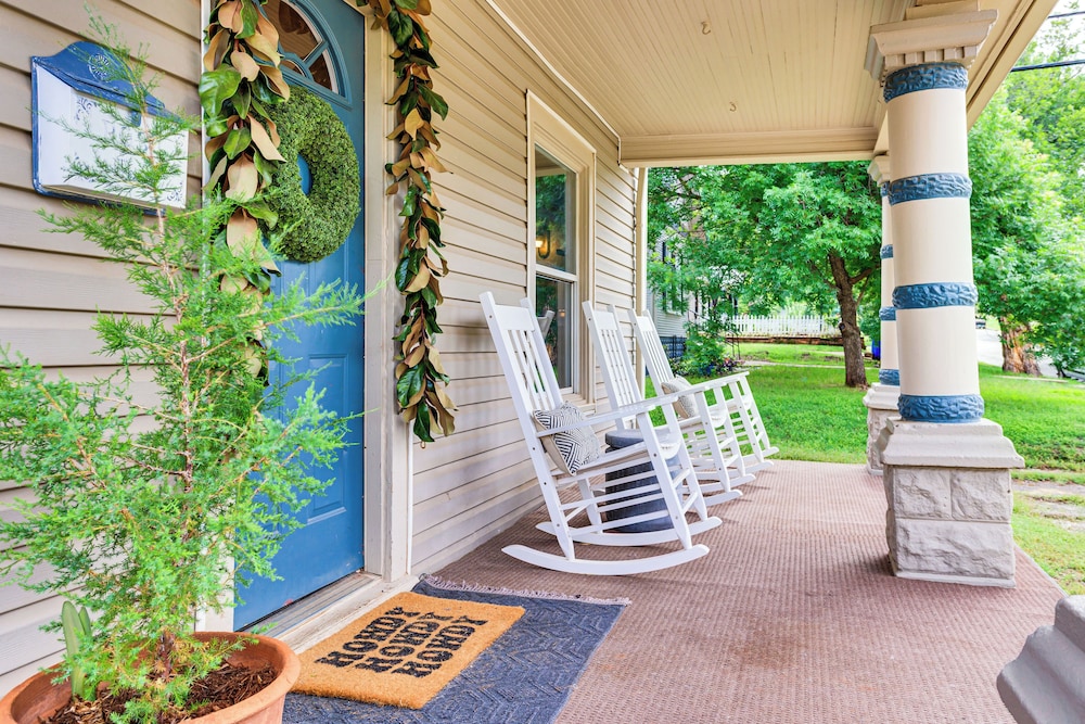 Walk to Downtown: Historic Guthrie Home on Mansur