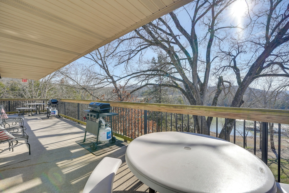 Lake Views & On-site Hiking: Cape Fair Cottage