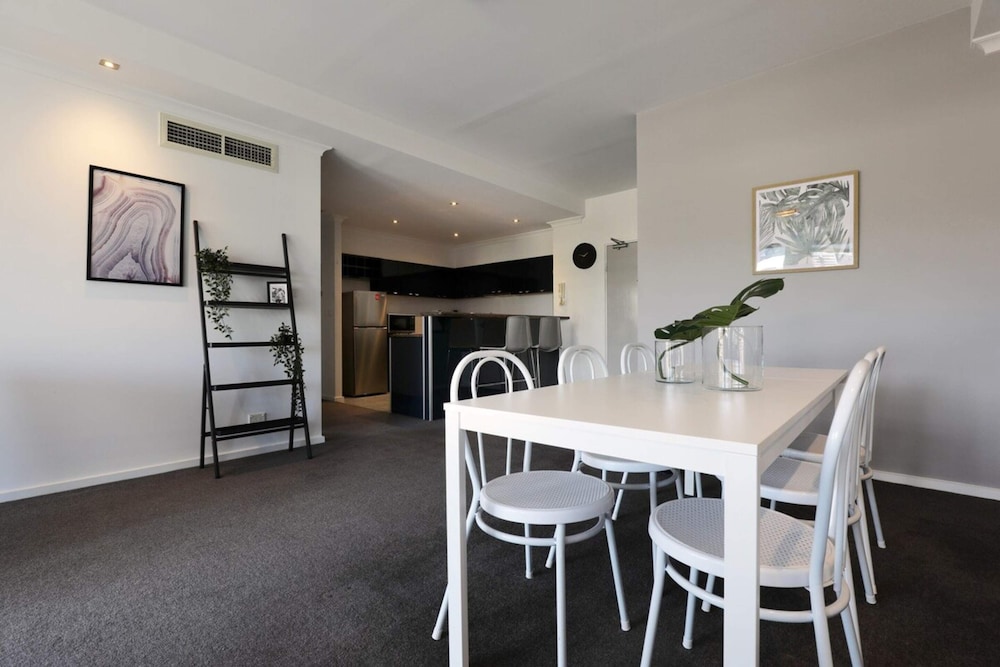 Extra Large 2 Bedroom Apartment in Melbournes Southbank