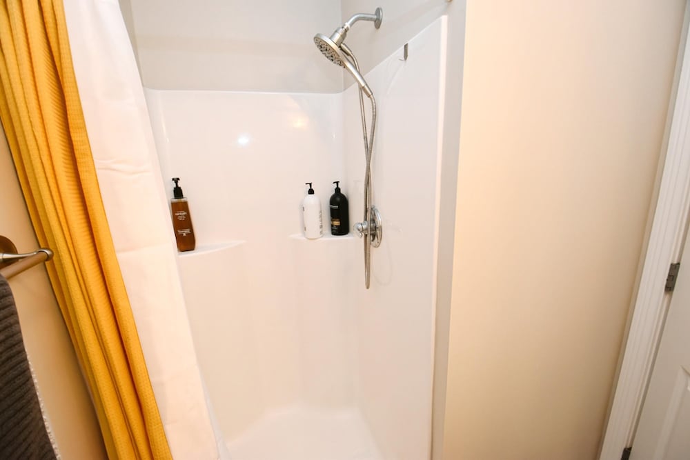 Walk to Notre Dame Spacious 3BR Townhome w Garage Family-friendly Amenities 123p