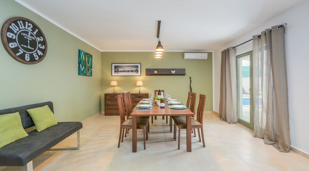 Villa Martin en Tinjan — dining