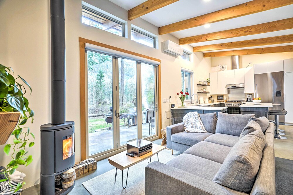 Heated Swim Spa! 15-acre Cabin on Skykomish River view 3