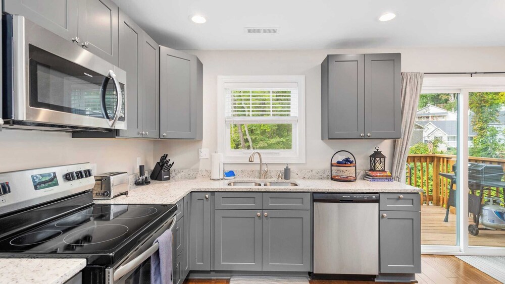 10 Townhomes, Sleeps 89 6 Mins to DT Asheville Sycamore Cove by Avantstay
