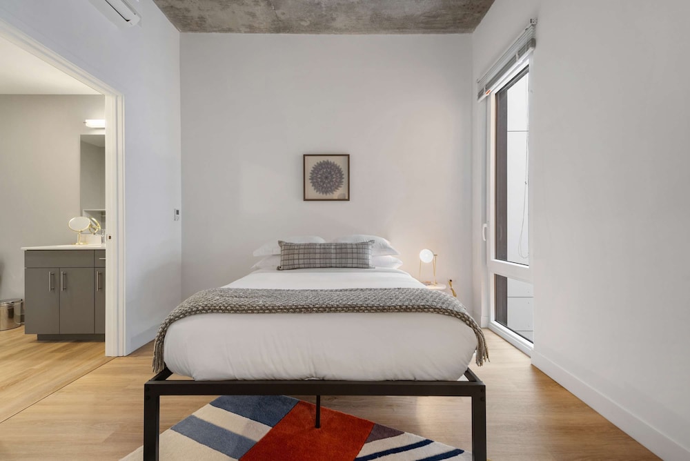 4BR Lincoln Park Getaway Steps to Red Line