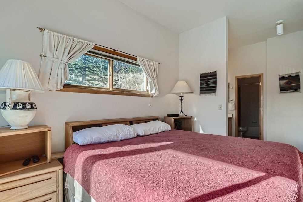 Lake Forest 201f 2 Bedroom Condo by RedAwning