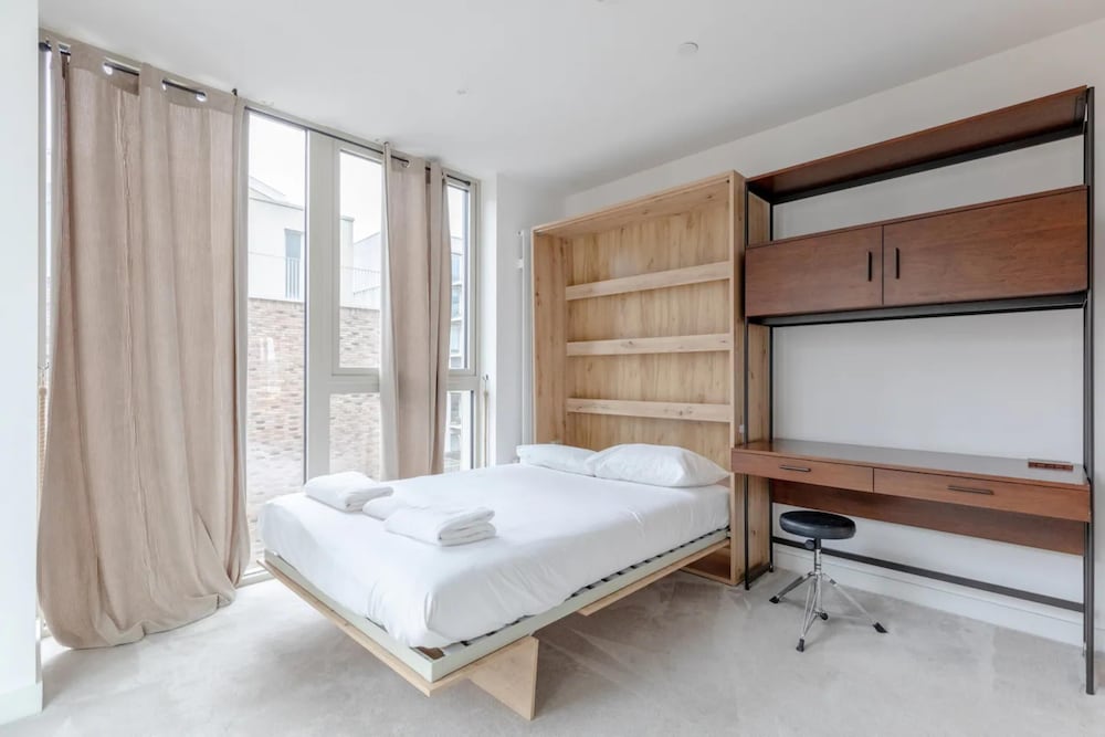 Charm & Convenience 3 Bed Near Excel London
