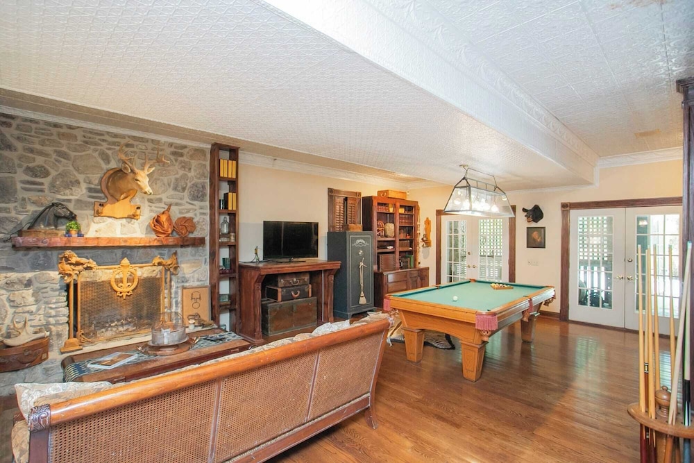 35 Acre Villa w/ Pool, Spa, Wine Cellar & Gym + Near Golf Club La Pearla Ranch by Avantstay