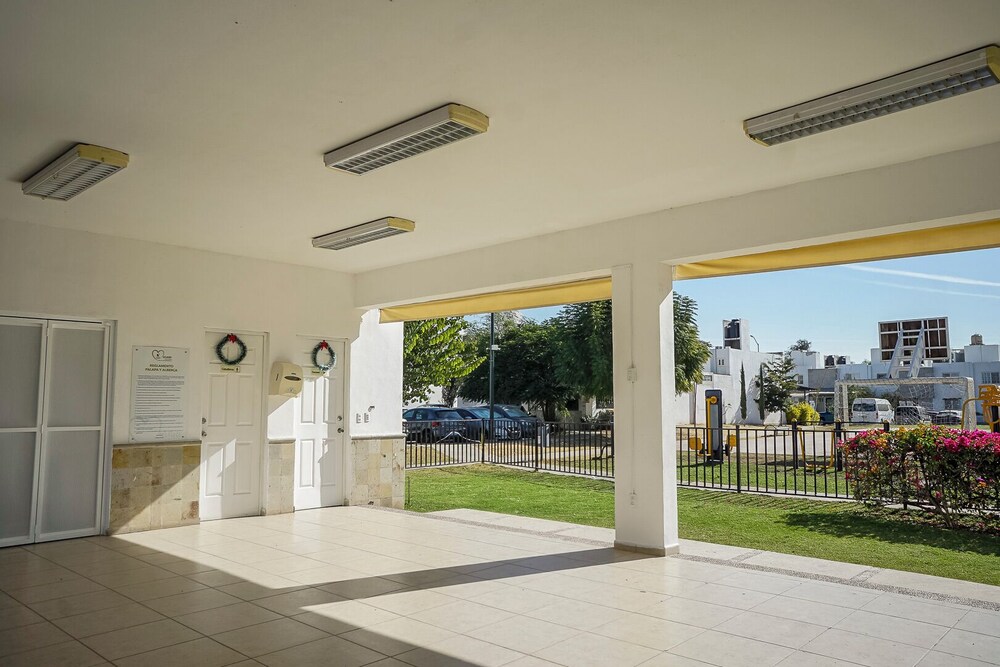Family House with Pool & Garden in Leon