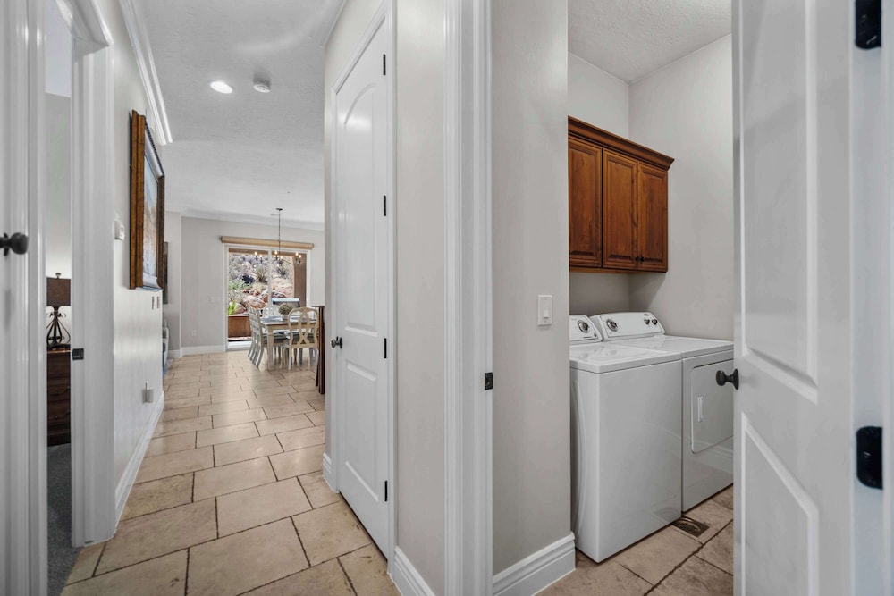 Pool Paradise for Families - Condo for 12 w/ Resort-style Amenities