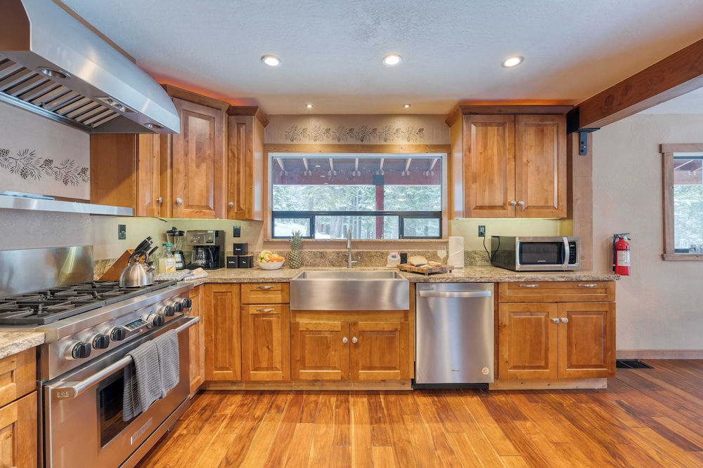 Private Deck, Fireplace, and Ski Access Near Northstar The Lazy Bear