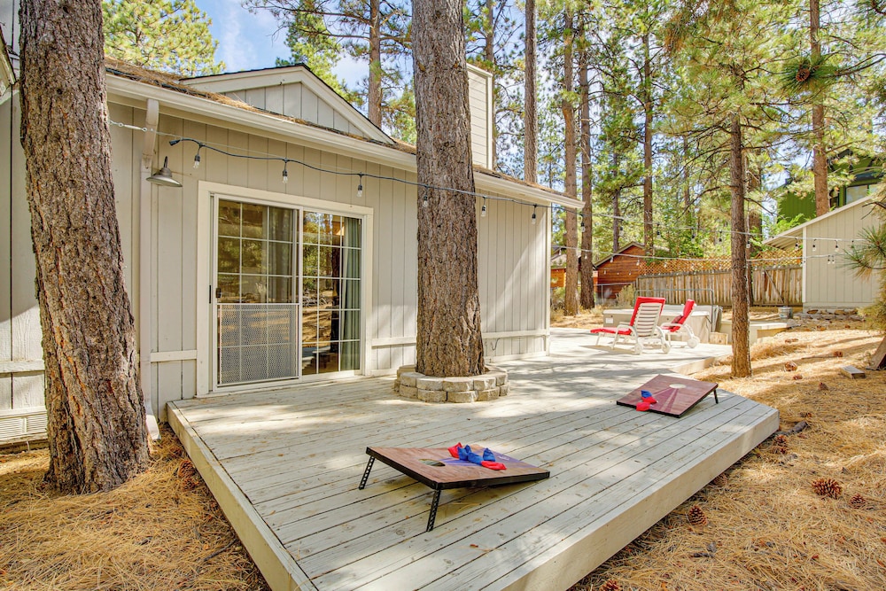 Family-friendly Home w/ Hot Tub in Big Bear!