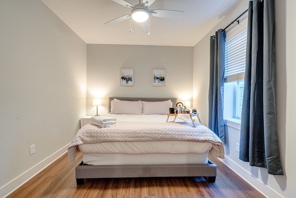Mesmerize Melrose - Mins to Broadway - 2 Bedrooms