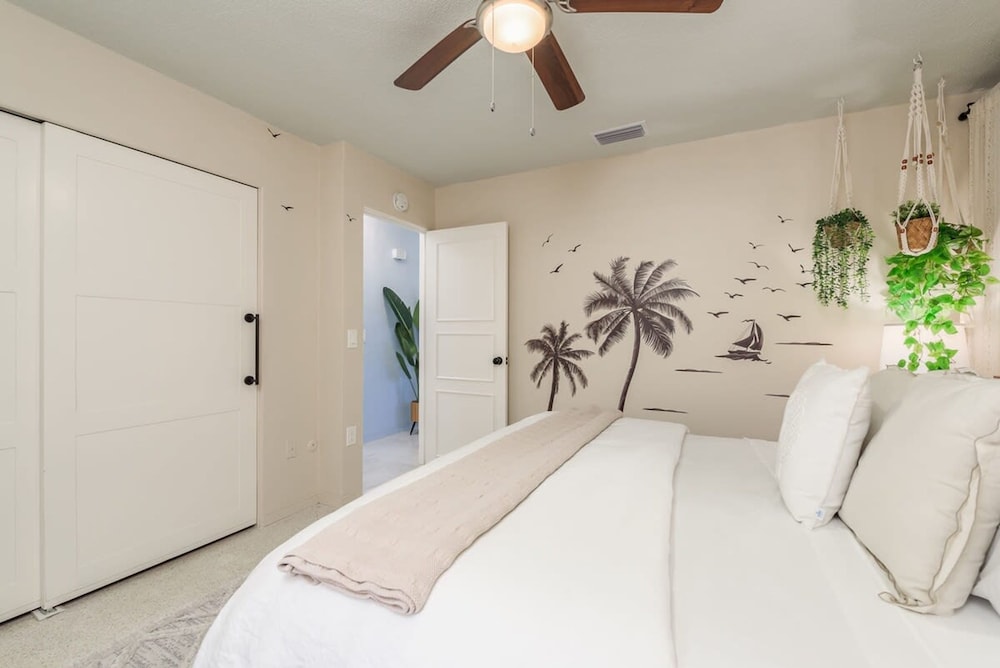 Tropical Oasis With Hot Tub in Treasure Island