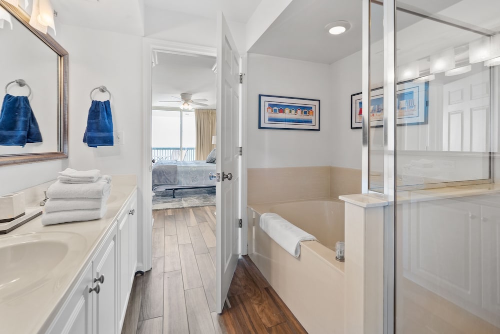 Ashworth 1809 4 Bedroom Condo by RedAwning view 3