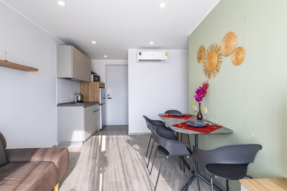 Modern Condo - 1BR & Office T3-528