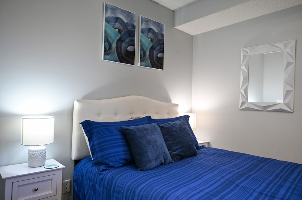 12 Spacious Home w A C Crib Garage By Airport