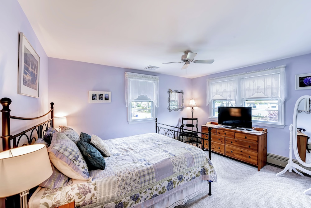 Charming East Falmouth Home: Walk to Private Beach