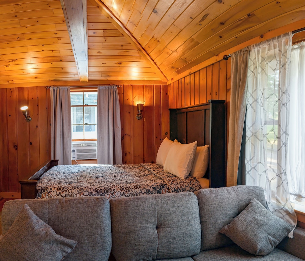 Hinckleys Dreamwood Cottages