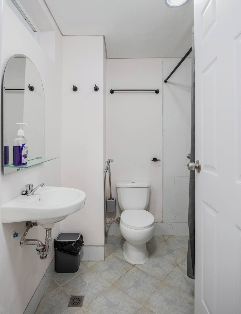 Stylish Condo 3-minutes to Airport, Poolview at Amani Grand Resort Residences