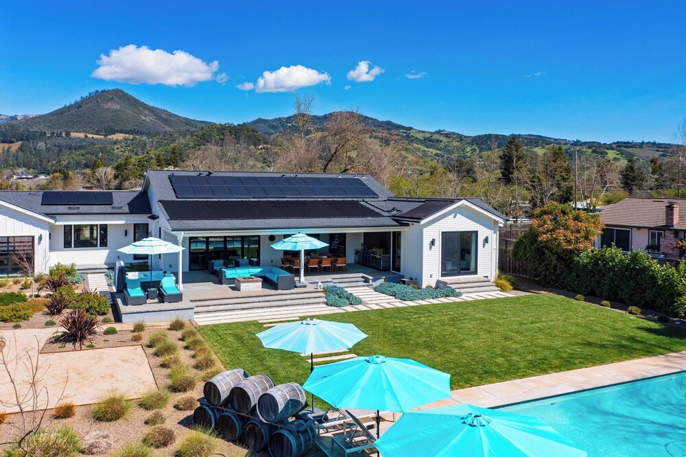 Luxe, Pool, Spa, Fire Pit, Game Room, Piano Sonoma Pool Retreat by Avantstay