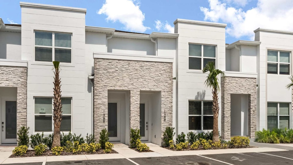 Upstay Pristine 3BR Home With Private Pool BBQ