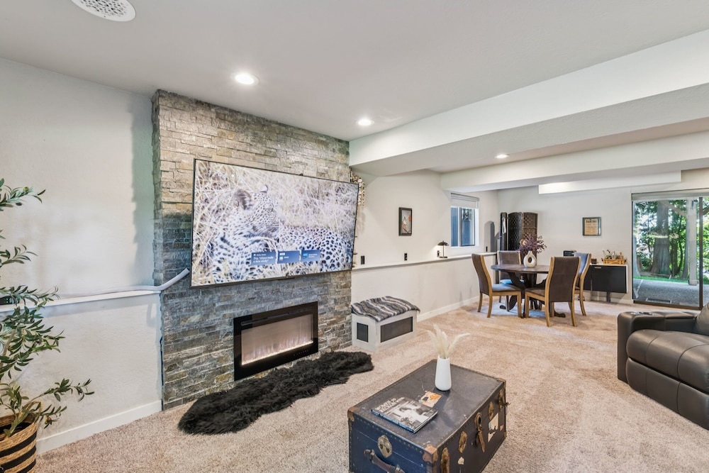 Modern Forest Escape Near Hikes & Lake 6 Bedroom Home