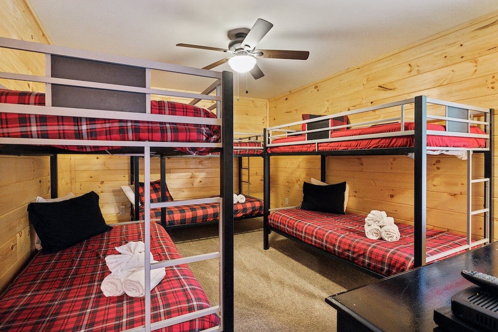 Creekside Manor 3 Bedroom Cabin by RedAwning view 4