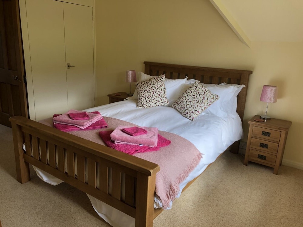 Beautiful 3 Bedroomed Cotswolds Farmhouse view 2