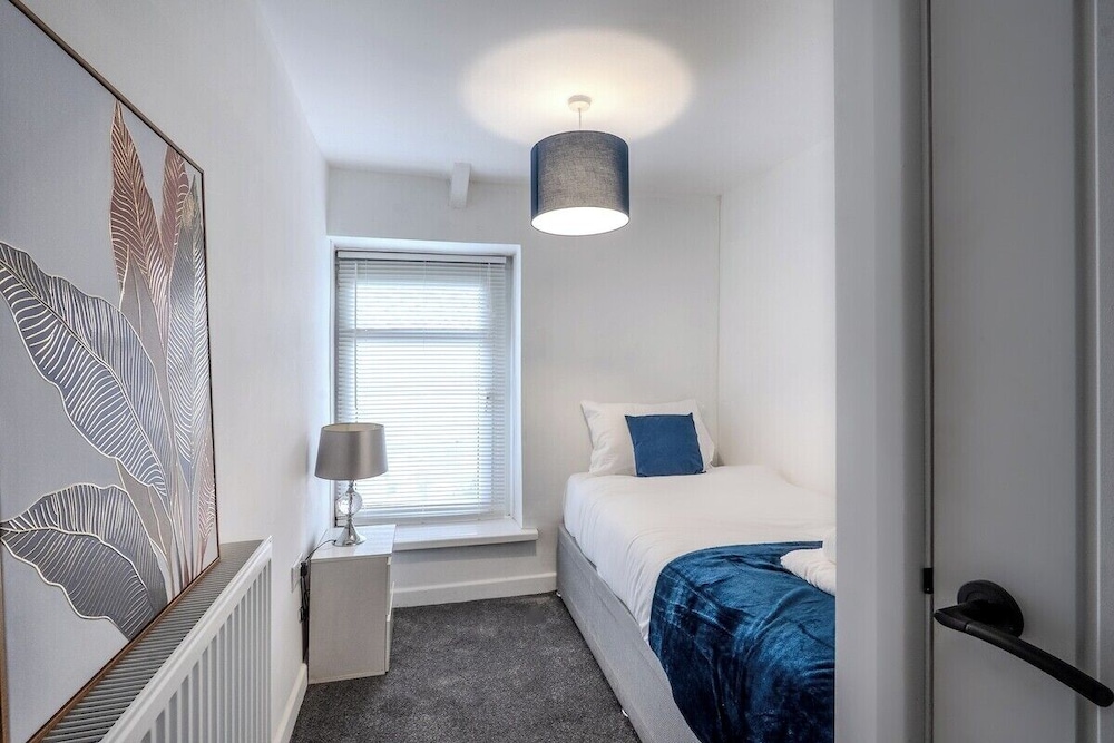 Stadium View 5-bed Retreat + Parking