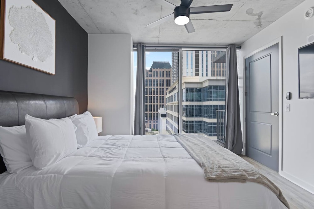 Chic Midtown High-rise With Great Views