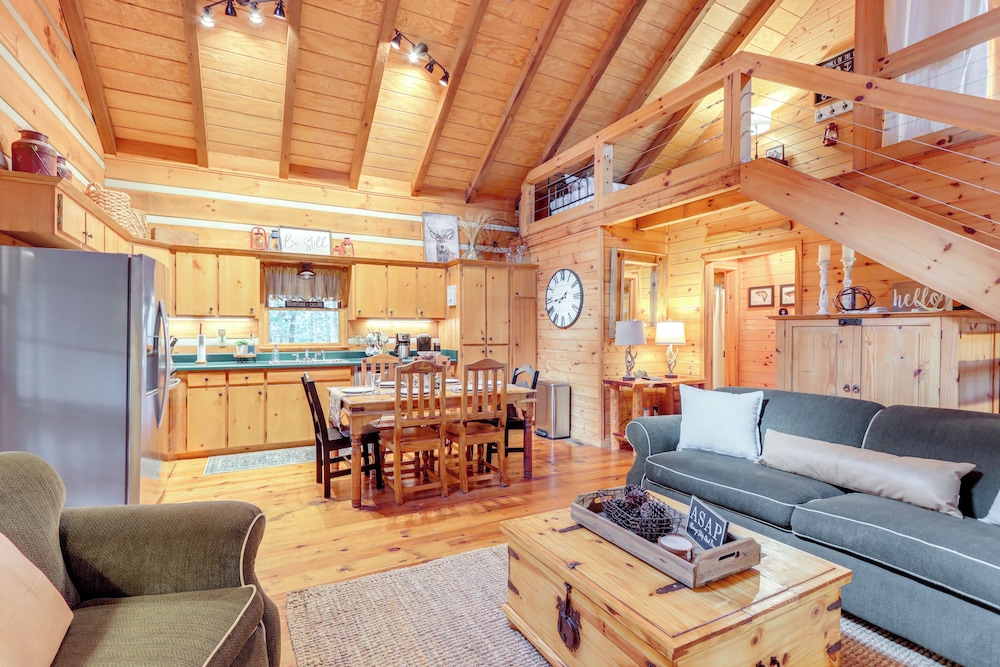 Hot Tub & Games: Ridgetop Cabin in Blue Ridge!