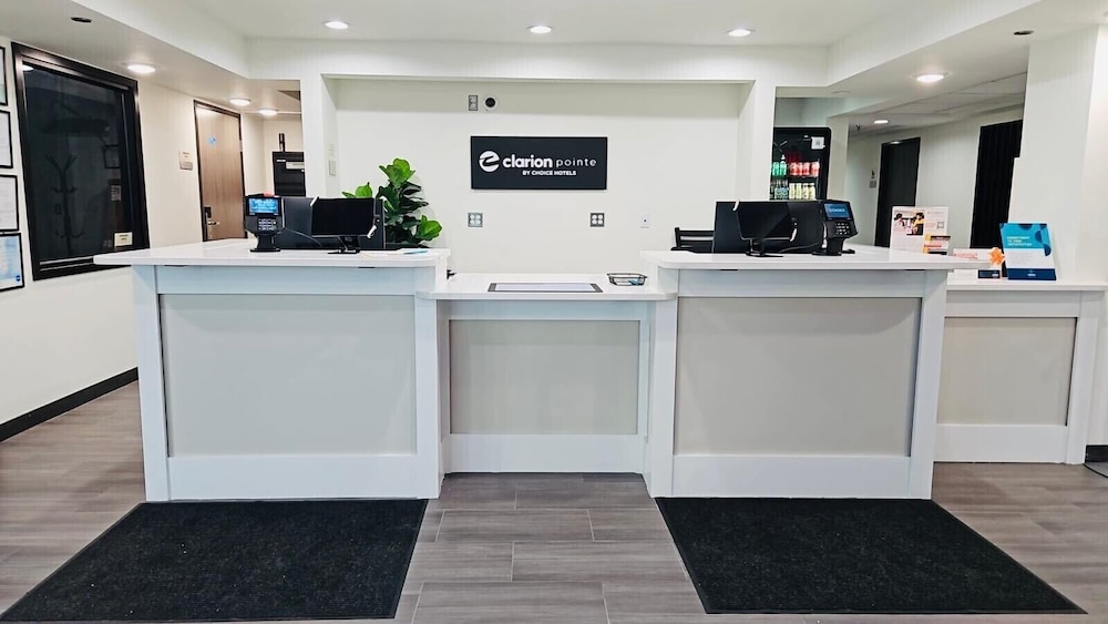 Clarion Pointe Milwaukee Airport