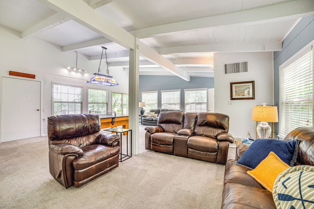 Waterfront Gem on Cedar Creek Lake w/ Deck + Games